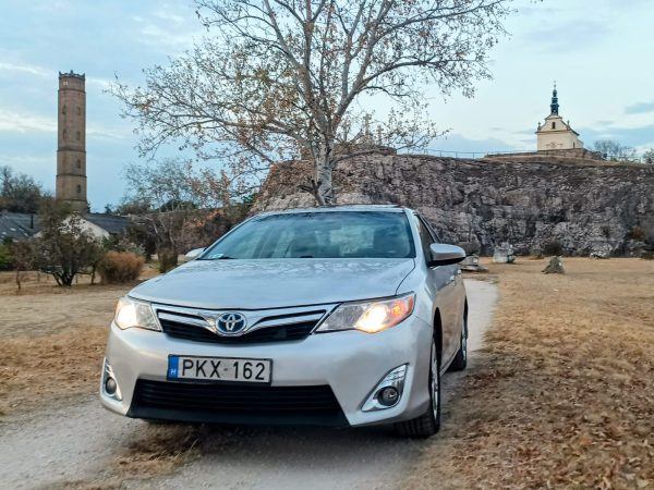 Toyota Camry 2.5 XLE hybrid eladó
