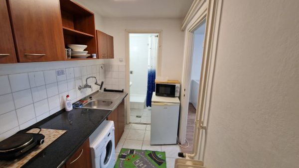 Kiadó 27 m²-es, bútorozott minigarzon kertkapcsolattal a XII. kerületben, Kissvábhegyen – 2. kép