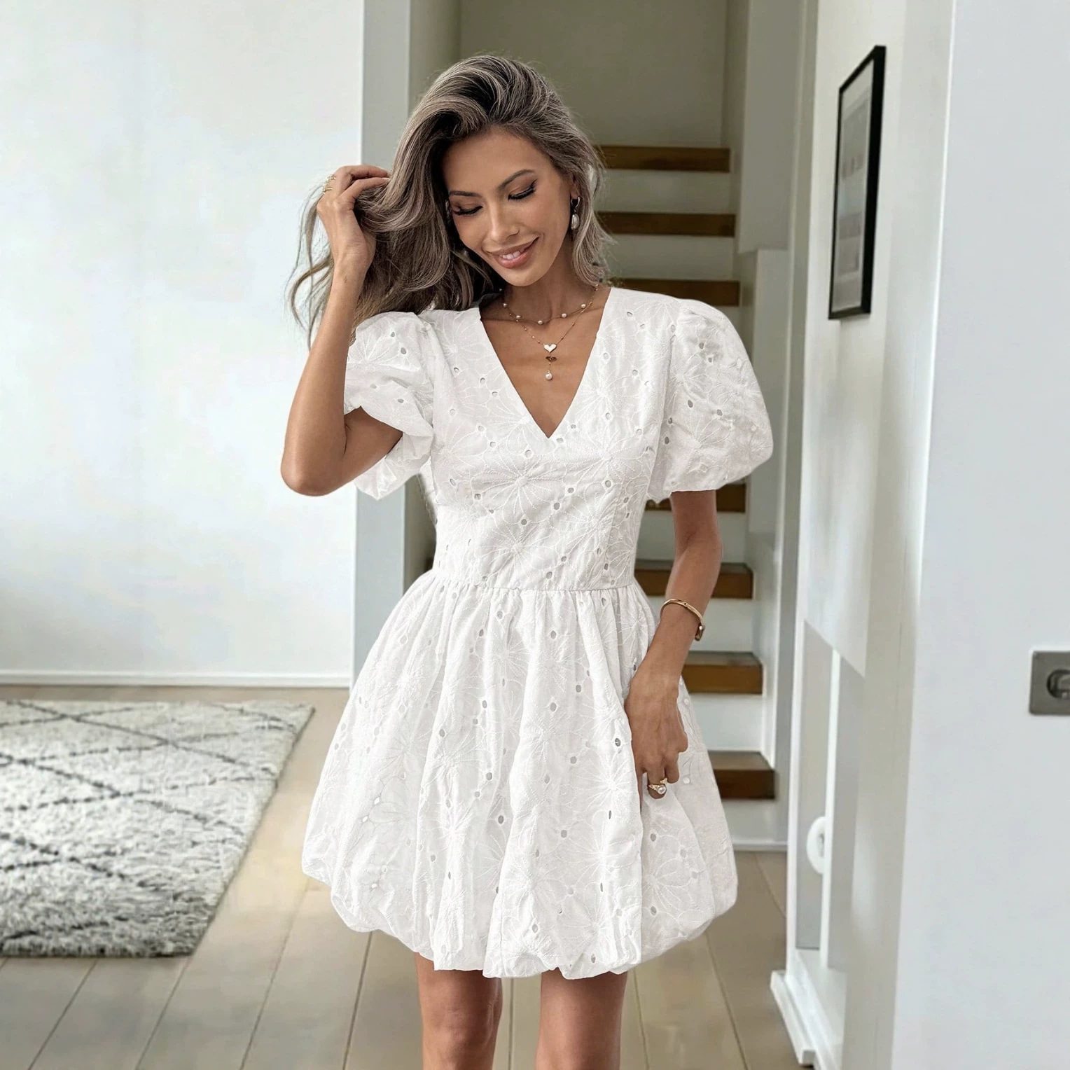 Hímzett V-nyakú mini bodycon ruha – Női ruházat